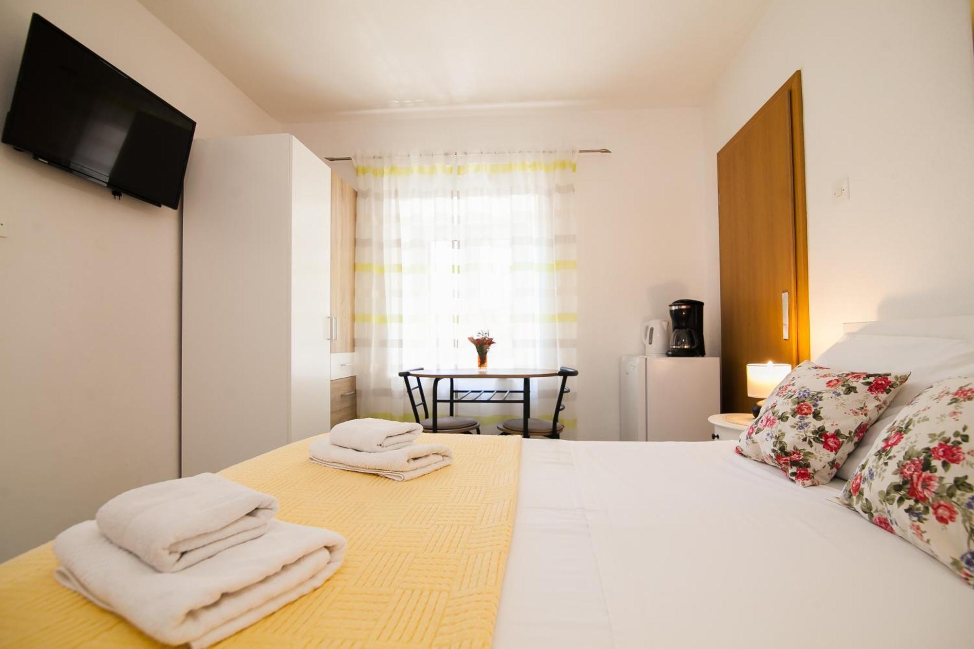 Old Town Accommodation Bol Esterno foto
